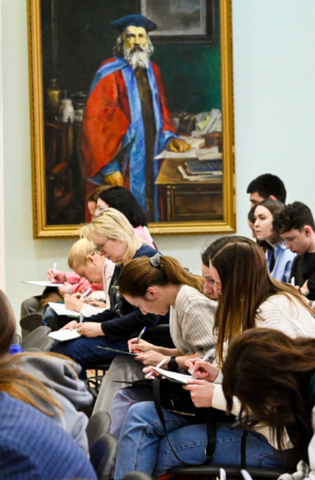 Фото В Новосибирске опубликованы кадры с «Тотального диктанта» – когда ждать результатов 3